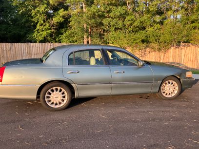 Used 2006 Lincoln Town Car Signature