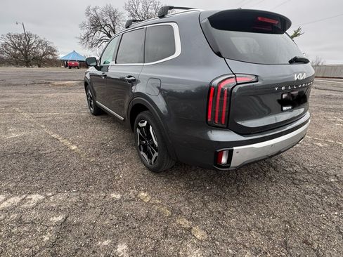 Used 2024 Kia Telluride EX w/ EX Captain's Chair Package image 9