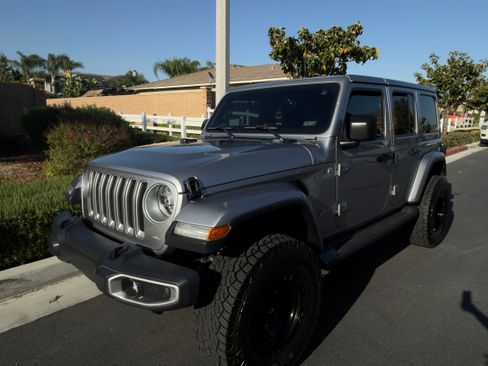 Used 2018 Jeep Wrangler Unlimited Sahara image 2