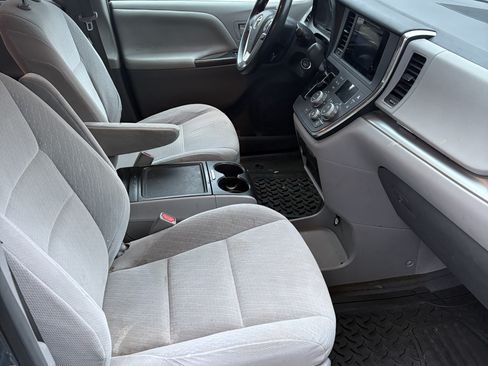 Used 2015 Toyota Sienna LE image 5