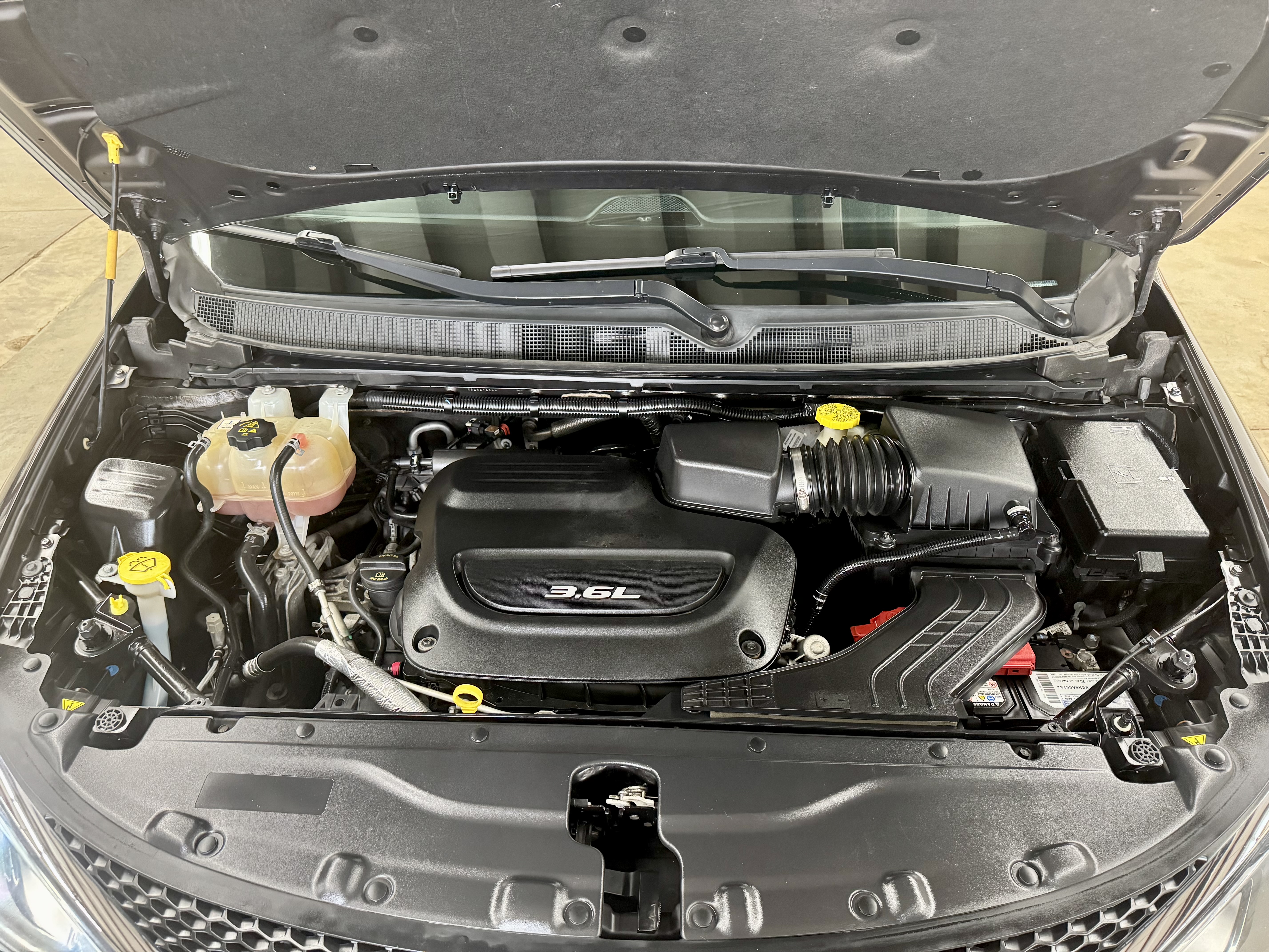 Used 2018 Chrysler Pacifica Limited w/ Tire & Wheel Group FWD image 10