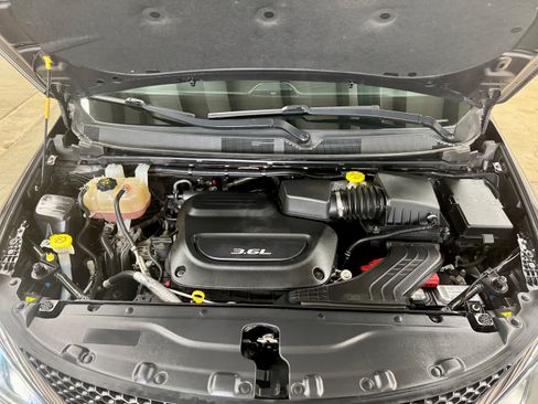 Used 2018 Chrysler Pacifica Limited w/ Tire & Wheel Group FWD image 10