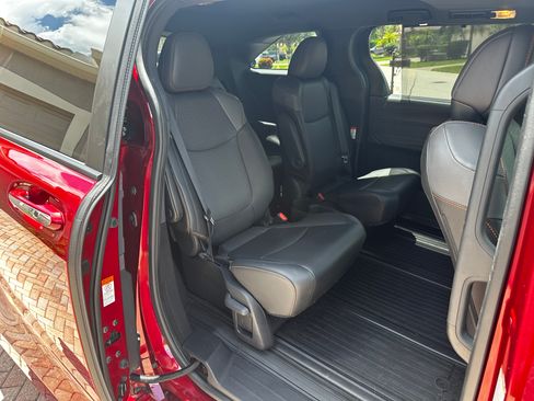 Used 2021 Toyota Sienna XSE FWD image 6