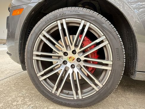 Used 2015 Porsche Macan Turbo AWD/4WD image 10