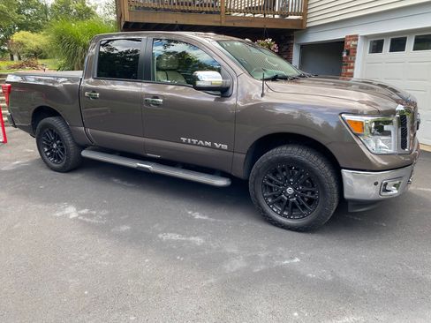 Used 2018 Nissan Titan SL image 1