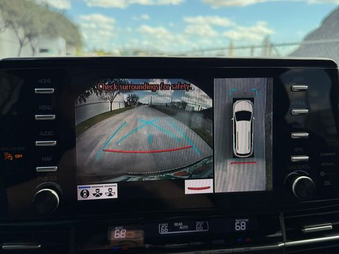 Used 2022 Toyota Sienna Platinum image 9