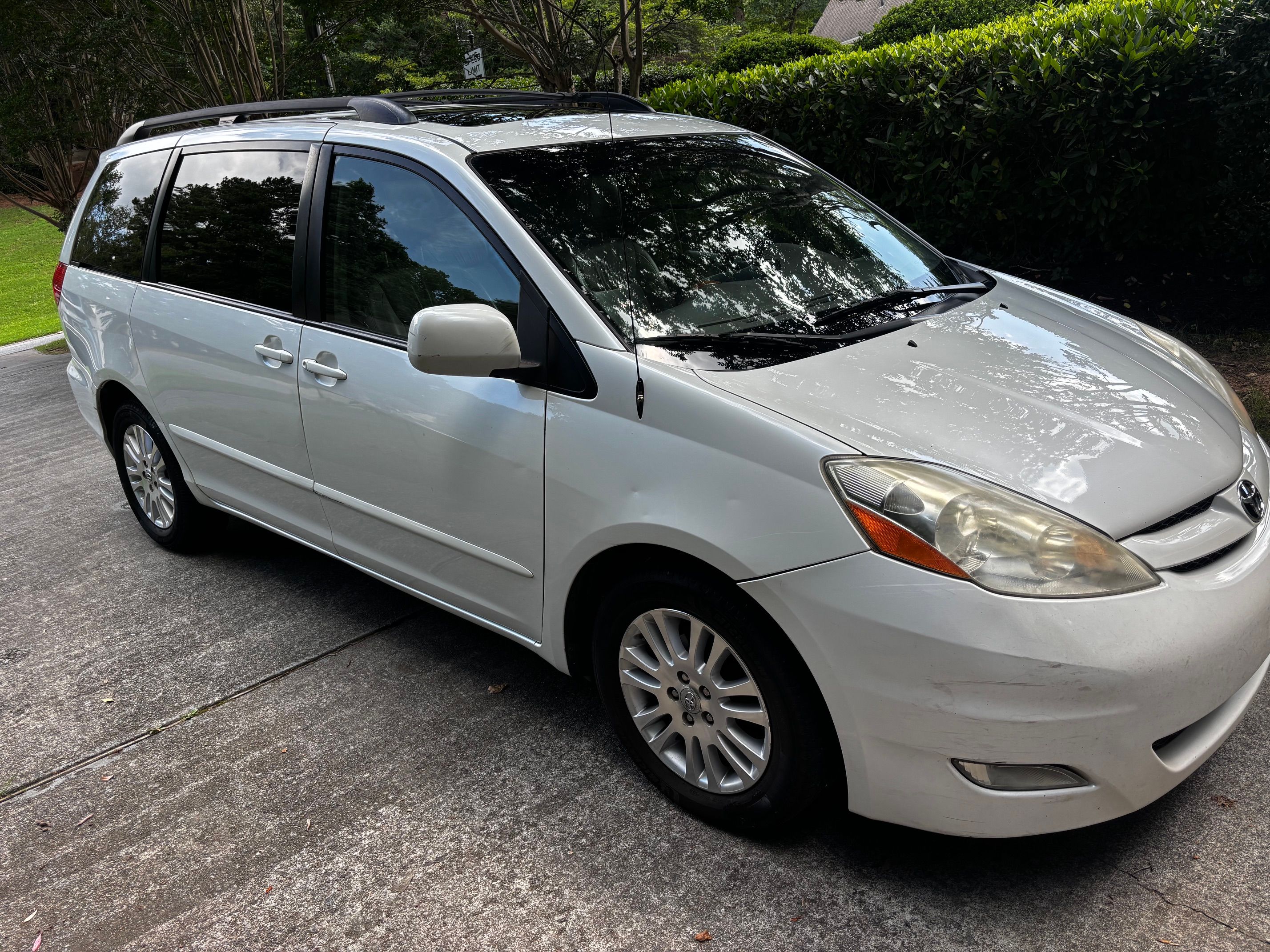 Used 2009 Toyota Sienna XLE w/ Towing Prep Pkg FWD image 1
