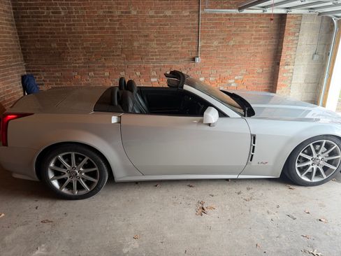 Used 2009 Cadillac XLR V image 4