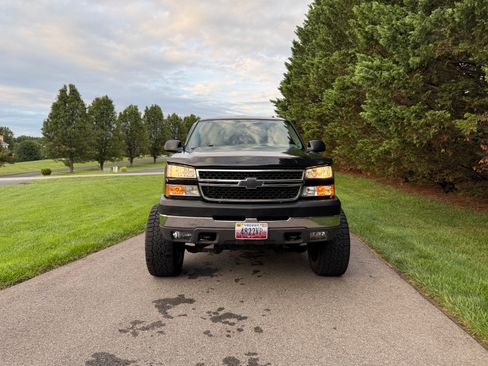 Used 2006 Chevrolet Silverado 2500 LT w/ Onstar Plus Package AWD/4WD image 2