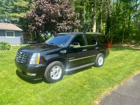 Used 2013 Cadillac Escalade Luxury RWD image 2