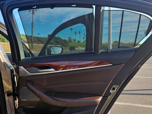 Used 2019 BMW 530e xDrive w/ Premium Package image 15