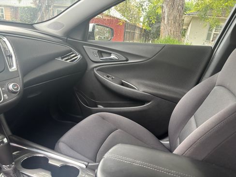 Used 2017 Chevrolet Malibu LT image 9