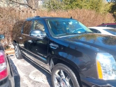 Used 2010 Cadillac Escalade ESV Premium image 2