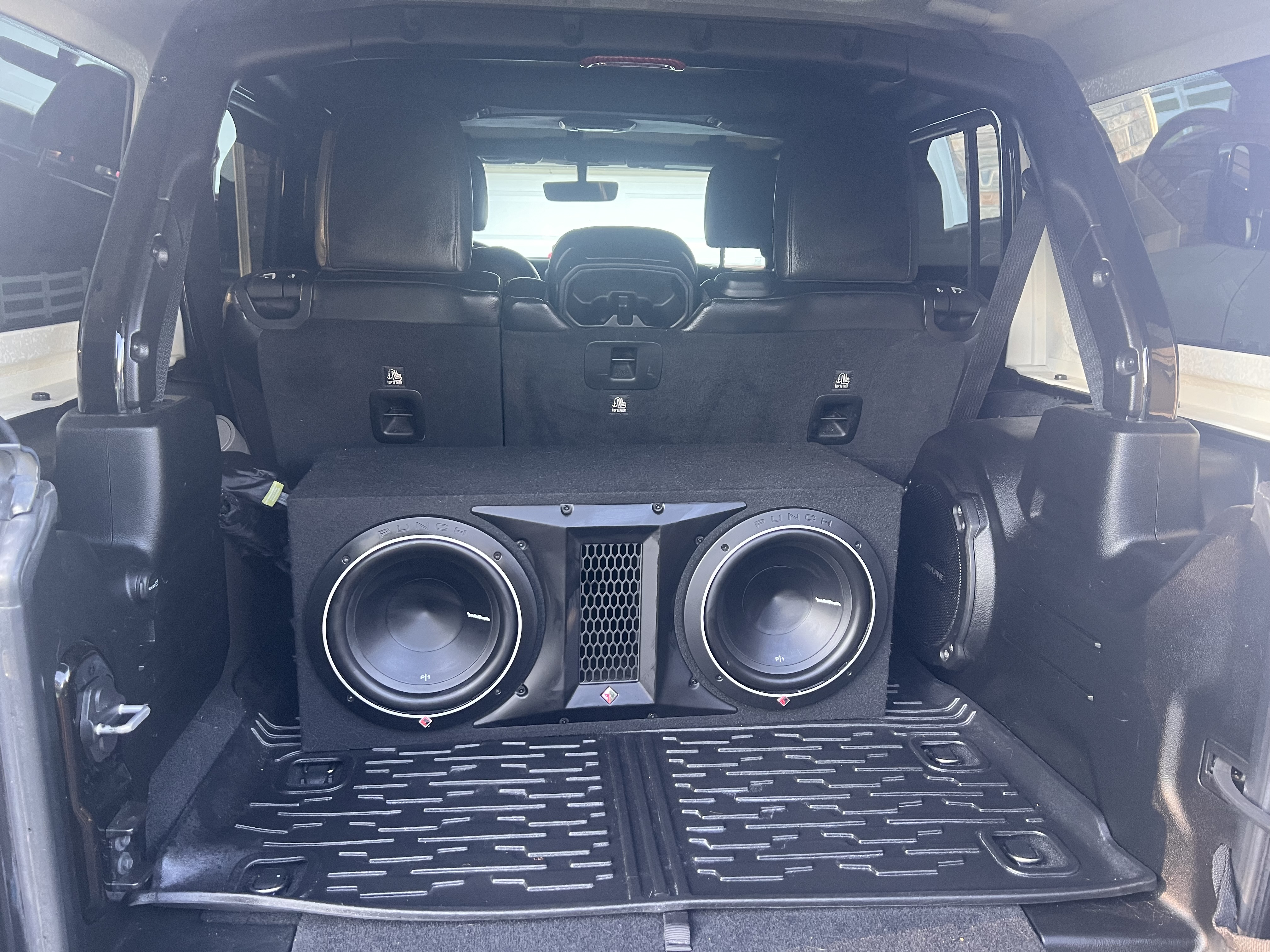 Used 2018 Jeep Wrangler Unlimited Sahara AWD/4WD image 26
