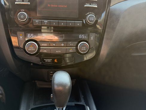 Used 2016 Nissan Rogue SV image 8