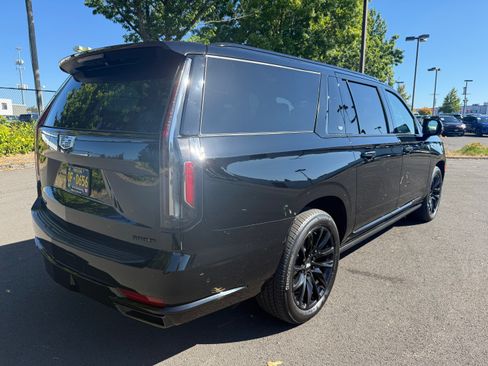 Used 2024 Cadillac Escalade ESV Sport Platinum w/ LPO, ONYX Package image 9