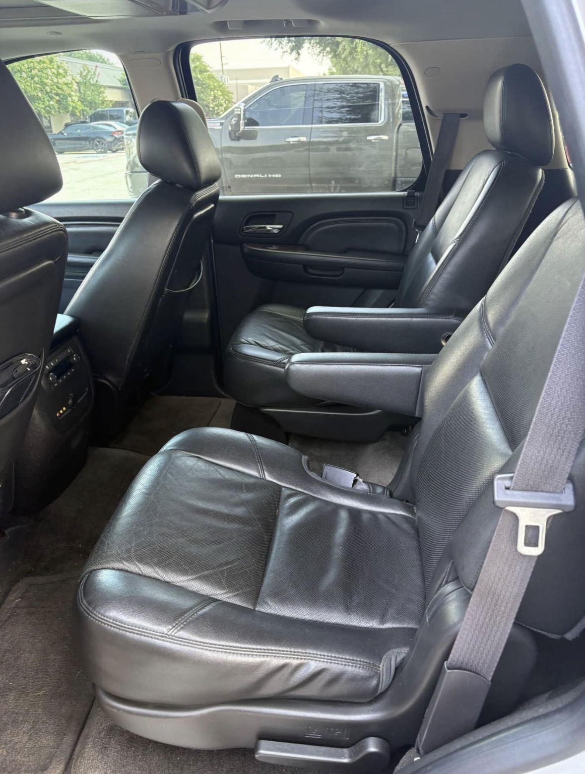 Used 2012 GMC Yukon Denali RWD image 9