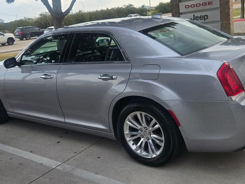 Used 2016 Chrysler 300 C RWD image 5