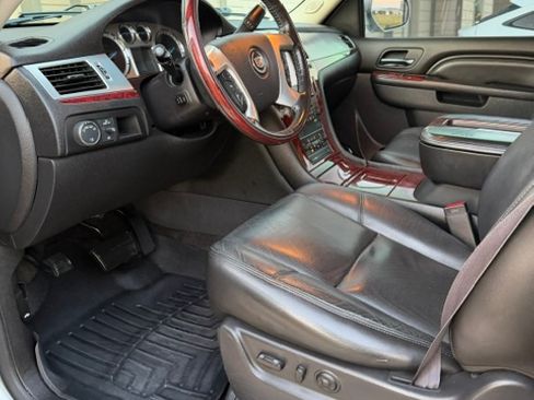 Used 2014 Cadillac Escalade ESV Luxury AWD/4WD image 12