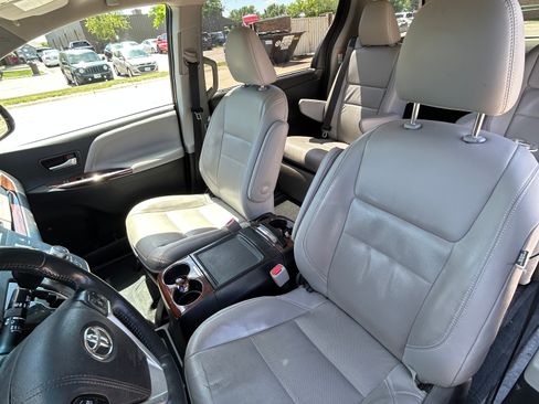 Used 2016 Toyota Sienna Limited FWD image 11