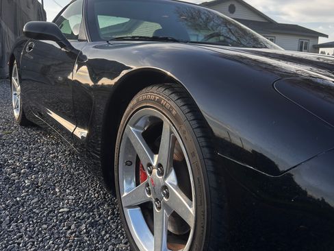 Used 1998 Chevrolet Corvette Coupe w/ Performance Handling Pkg image 11