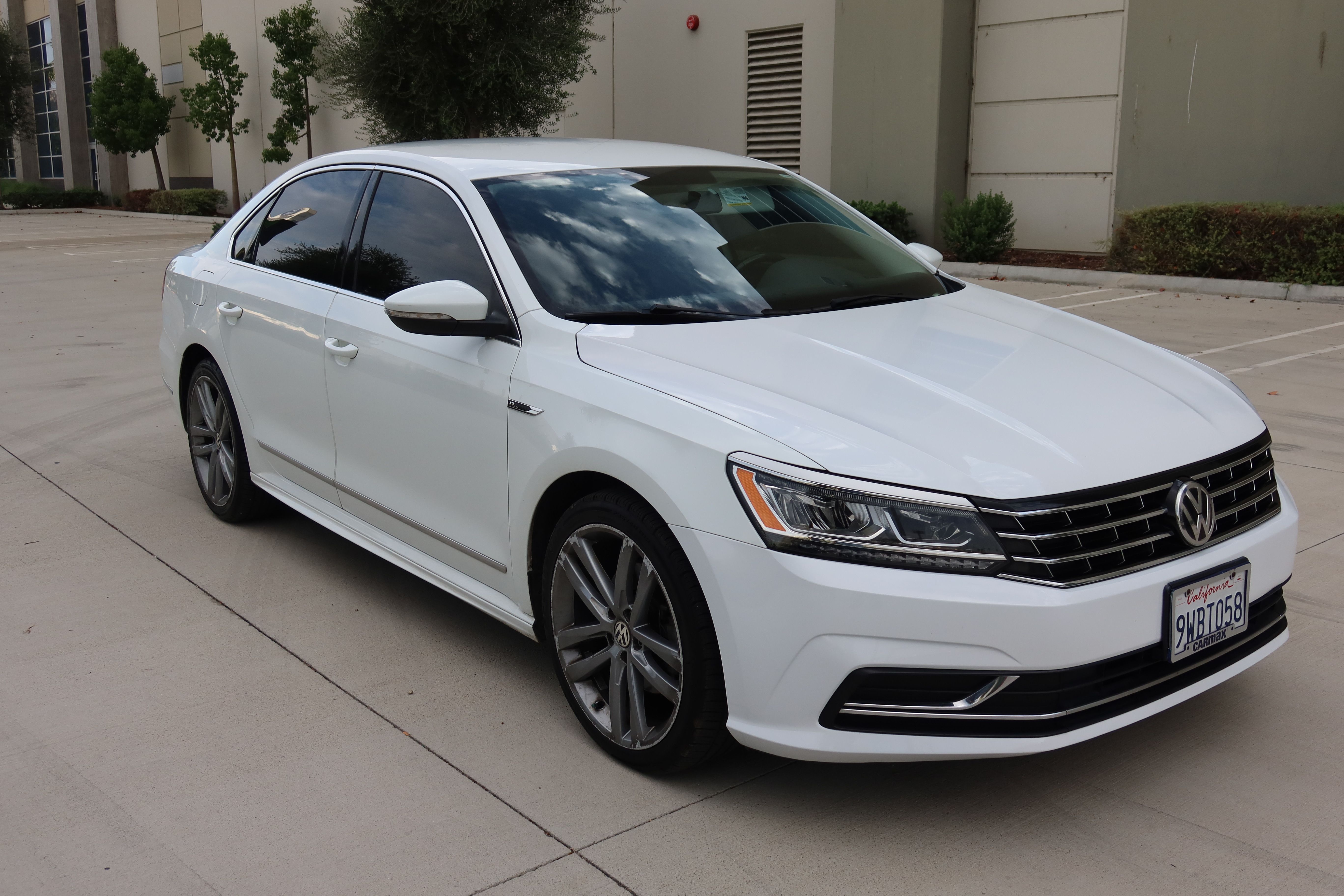Used 2017 Volkswagen Passat 1.8T R-Line w/ R-Line Lighting Package FWD image 9