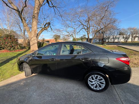 Used 2017 Toyota Corolla LE image 2