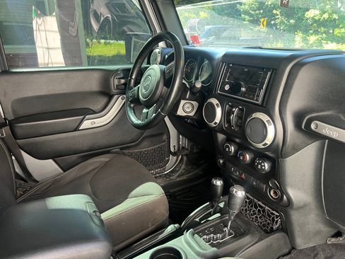 Used 2017 Jeep Wrangler Unlimited Sahara AWD/4WD image 6