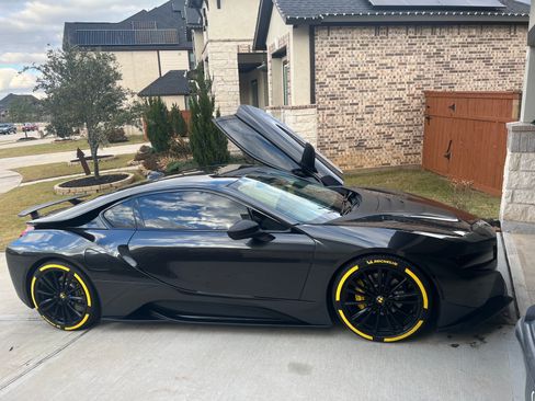 Used 2019 BMW i8 Coupe 2D image 1