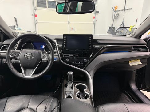 Used 2021 Toyota Camry XLE w/ Navigation Upgrade Package image 16