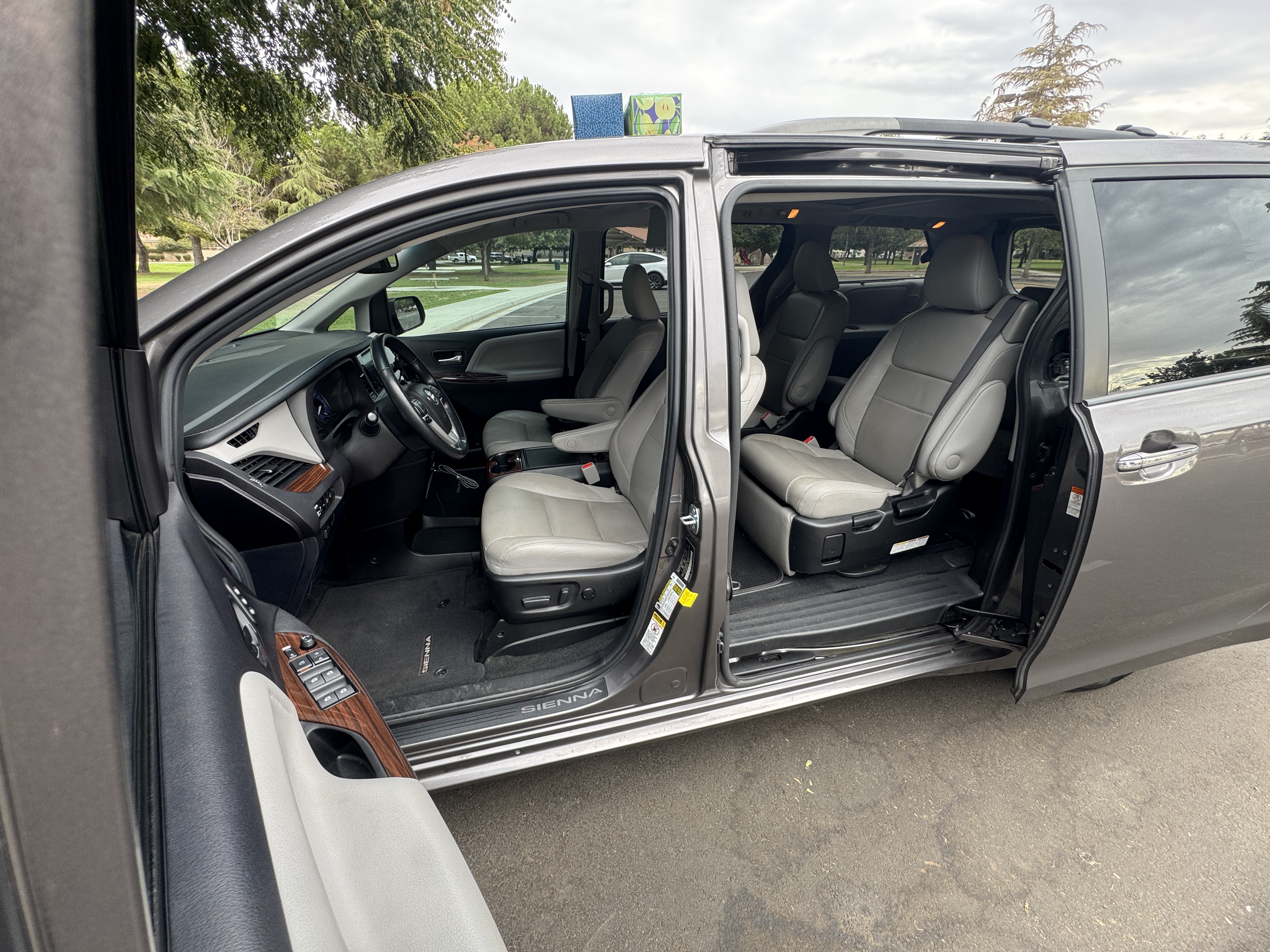 Used 2017 Toyota Sienna Limited Premium FWD image 11