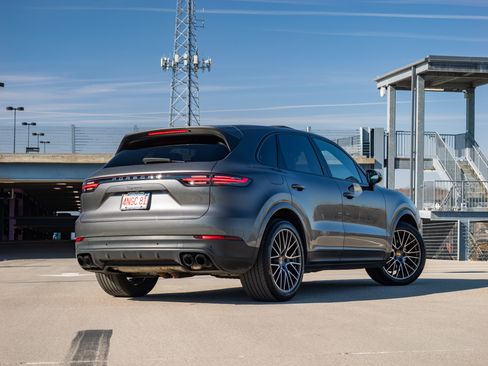Used 2020 Porsche Cayenne Sport Utility 4D image 5