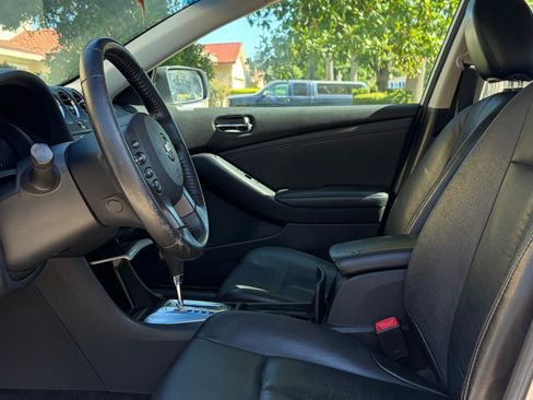 Used 2010 Nissan Altima Hybrid Sedan w/ Premium Pkg FWD image 6