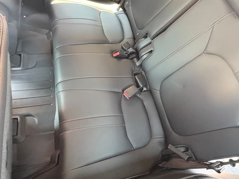 Used 2025 Honda Pilot TrailSport image 10