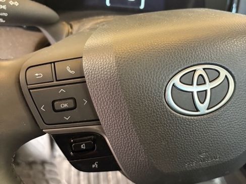 Used 2025 Toyota Camry LE w/ Convenience Package image 15