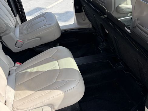 Used 2017 Chrysler Pacifica Touring-L Plus w/ Advanced Safetytec Group FWD image 18