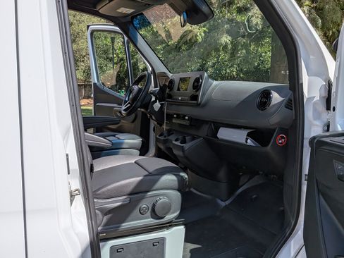 Used 2019 Mercedes-Benz Sprinter 2500 image 10