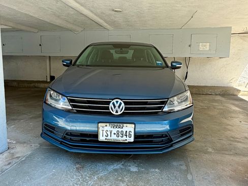 Used 2017 Volkswagen Jetta SE FWD image 2