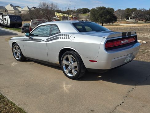 Used 2010 Dodge Challenger SE image 6