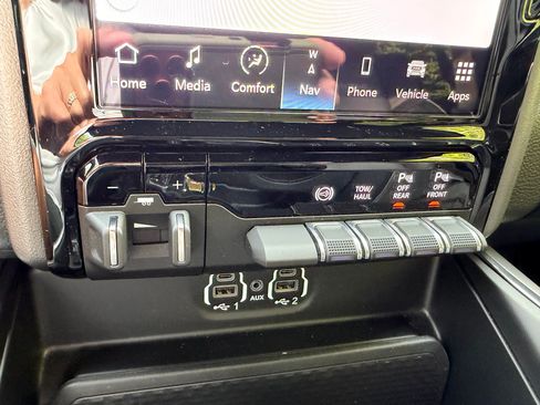 Used 2023 RAM 2500 Laramie w/ Night Edition AWD/4WD image 16