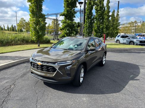 Used 2024 Chevrolet Trax LS w/ LS Convenience Package image 1