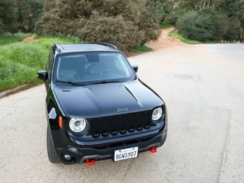 Used 2018 Jeep Renegade Trailhawk image 1