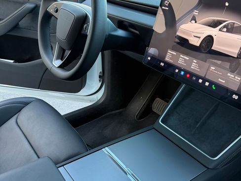 Used 2026 Tesla Model Y AWD image 9