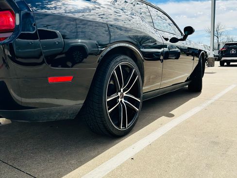 Used 2014 Dodge Challenger SXT image 10