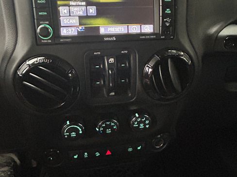 Used 2015 Jeep Wrangler Unlimited Sahara AWD/4WD image 13