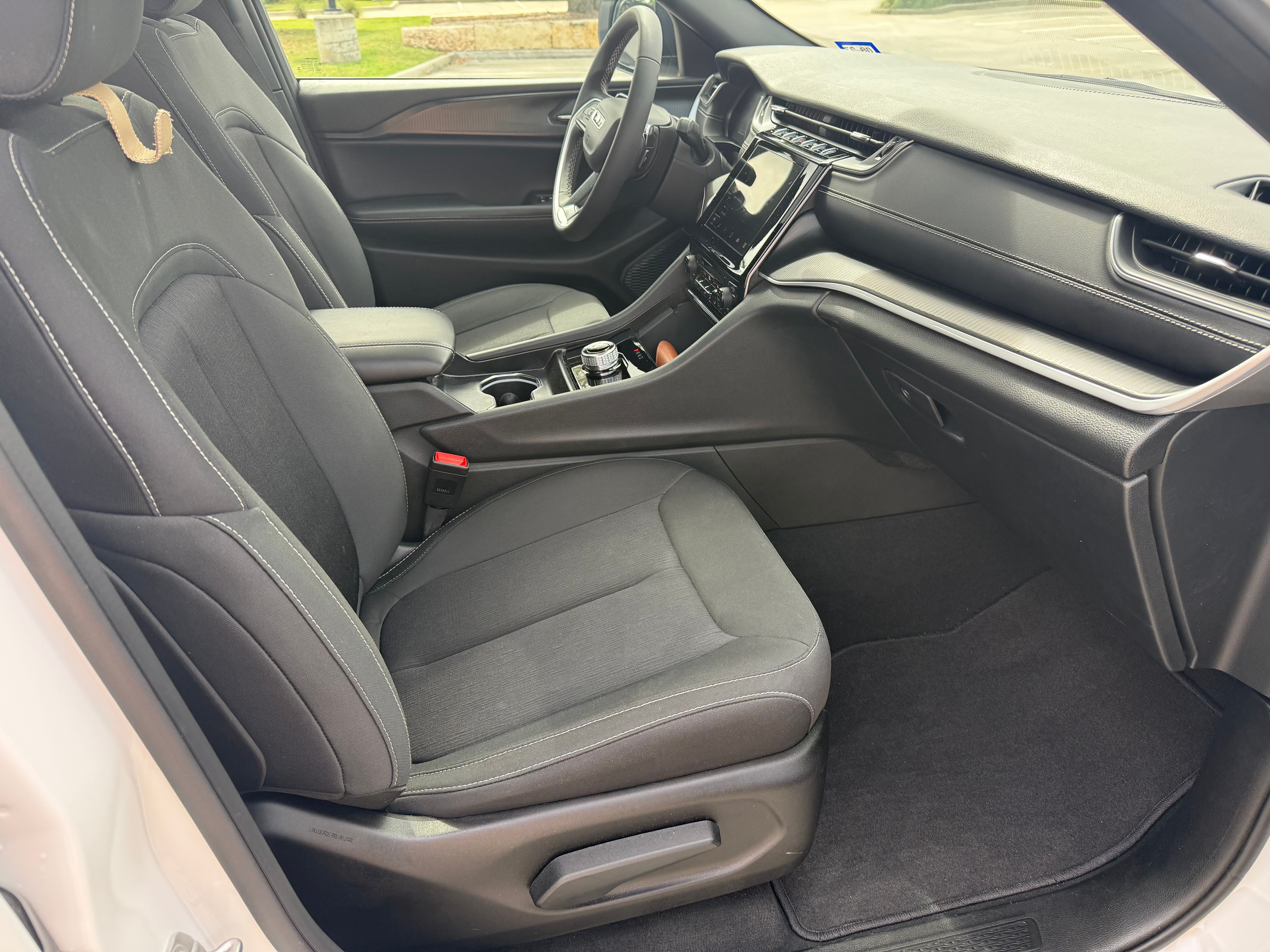 Used 2025 Jeep Grand Cherokee Laredo X RWD image 12
