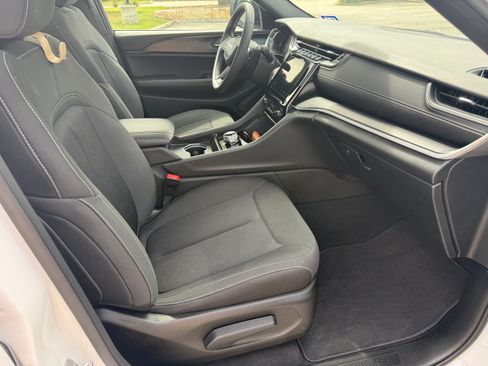 Used 2025 Jeep Grand Cherokee Laredo X RWD image 12