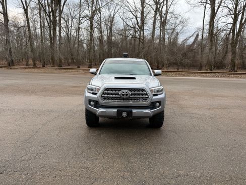 Used 2017 Toyota Tacoma TRD Sport image 2