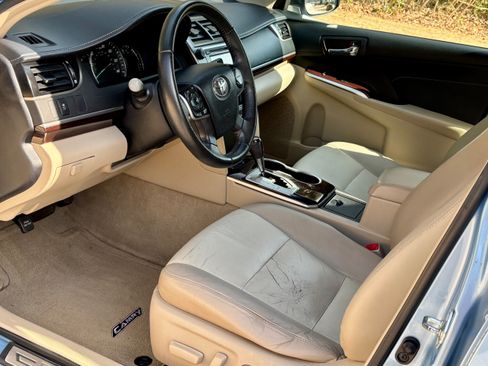 Used 2013 Toyota Camry XLE w/ Leather Pkg image 12