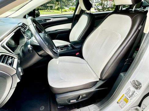 Used 2020 Ford Fusion SE w/ Equipment Group 151A FWD image 18